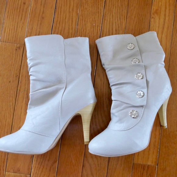Short off white boots size 8 - Picture 1 of 9